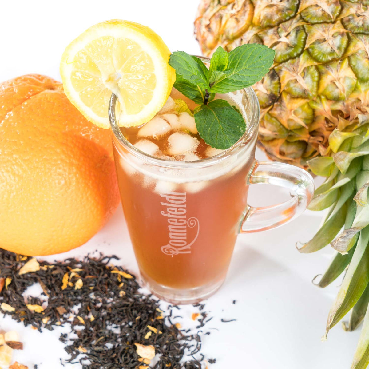 Eistee-Glas mit Eiswürfeln, Minze und Zitronenscheibe von oben fotografiert
