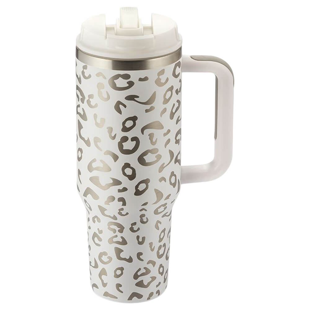To-go-Becher Kleo in Cremeweiß mit Leopardenmuster in Beige und Grau, seitlichem Henkel und Trinkdeckel.