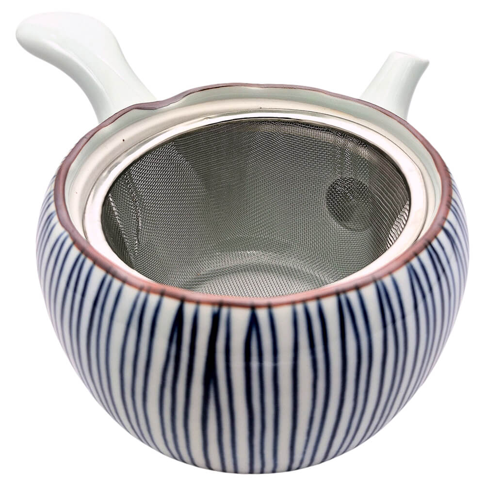 Große Kyusu aus Arita-Porzellan mit blauem Streifendekor und integriertem Metallsieb, Draufsicht ohne Deckel