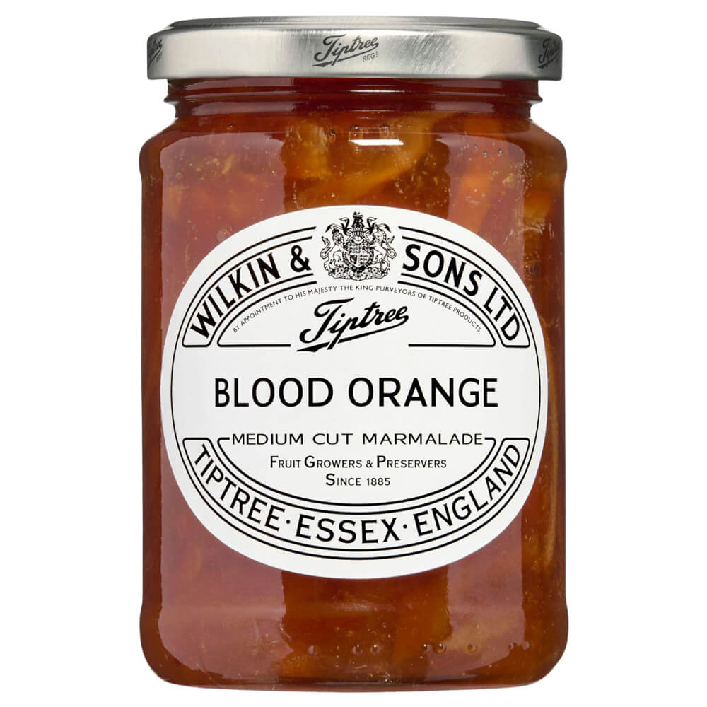 Glas mit Wilkin & Sons Tiptree Blood Orange Medium Cut Marmalade, Blutorangenmarmelade mit weißem Etikett und silbernem Deckel vor weißem Hintergrund.