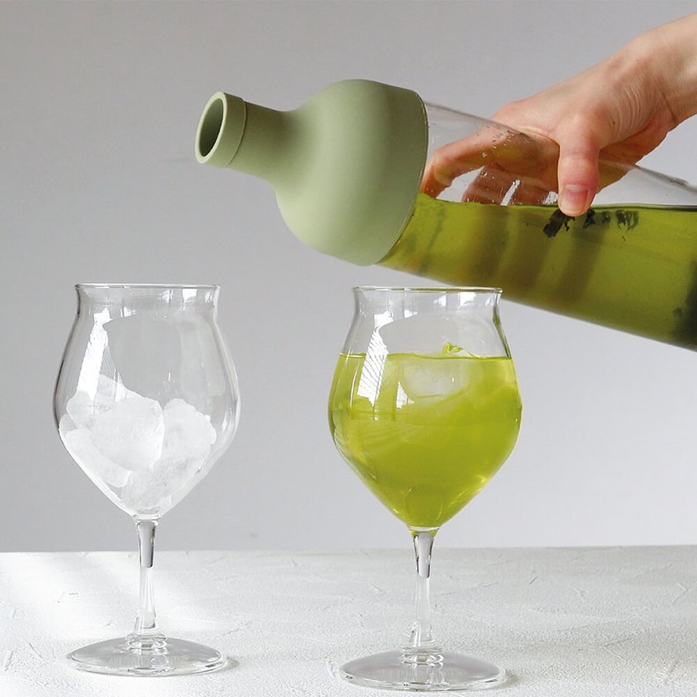 Eisteeflasche Hario smokey green Ausschank1#teeflasche_smokey-green-750ml