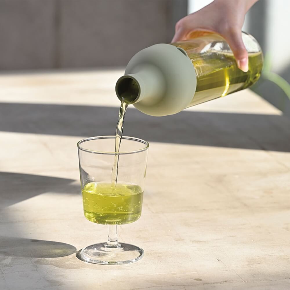 Eisteeflasche Hario smokey green Ausschank2#teeflasche_smokey-green-750ml