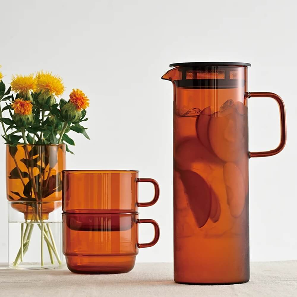 Hario Cold Brew Set Amber mit Krug, Glasbechern und gekühltem Tee#variante_stapelbecher-300ml