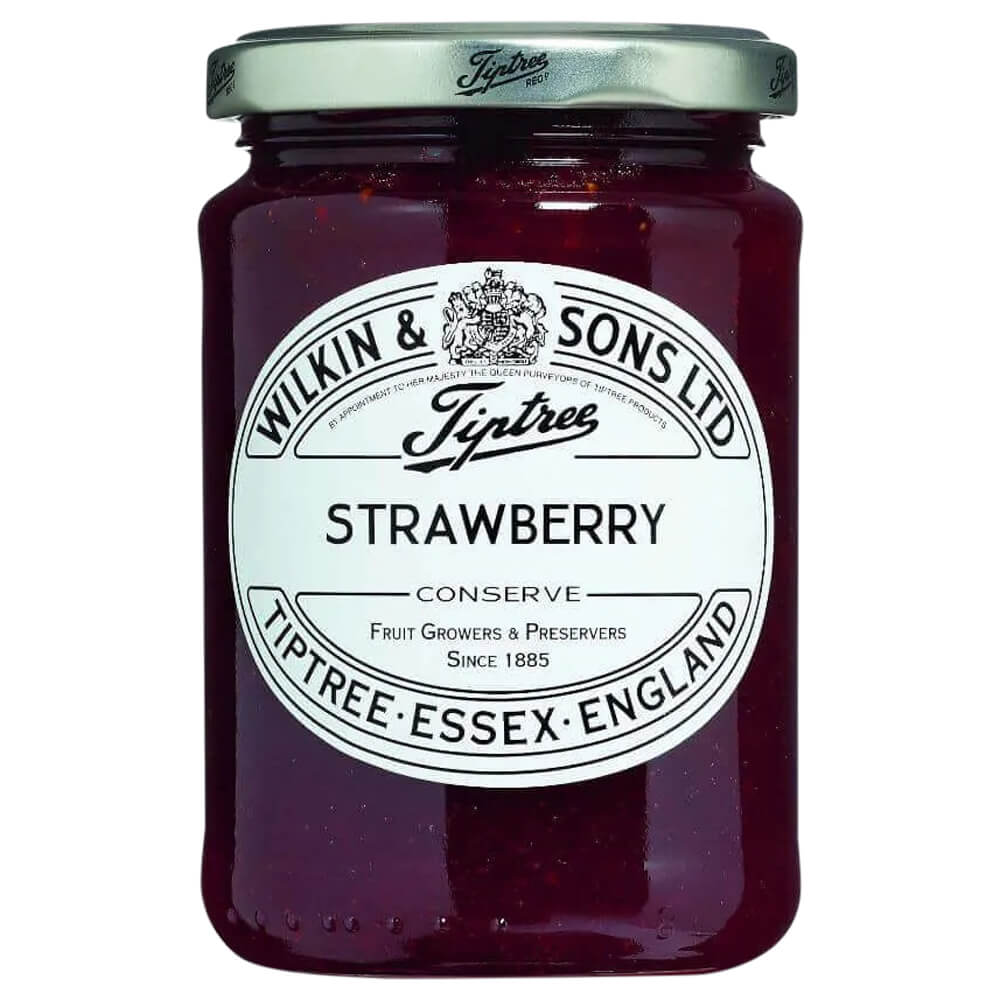 Glas Erdbeermarmelade Tiptree von Wilkin & Sons aus England auf weißem Hintergrund
