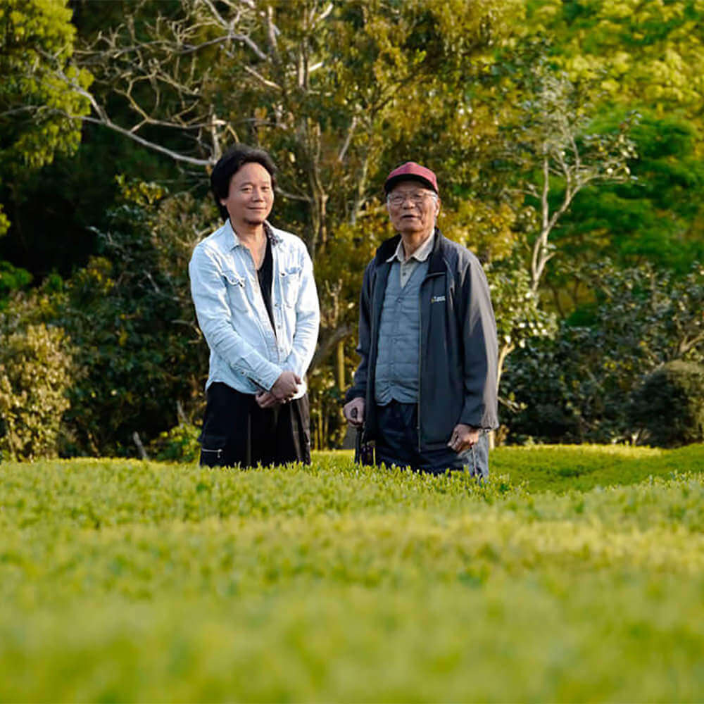 Zwei Mitglieder der Familie Hayashi im Teegarten in Mie, Japan