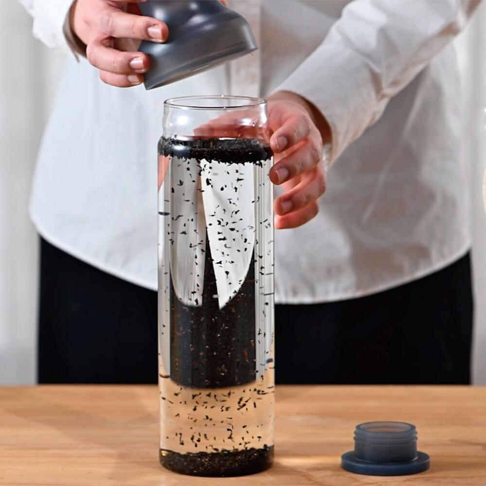 Hario Teeflasche mit Filter beim Verschließen, Cold Brew Tee nach dem Aufgießen bereit für den Kühlschrank#teeflasche_gruen