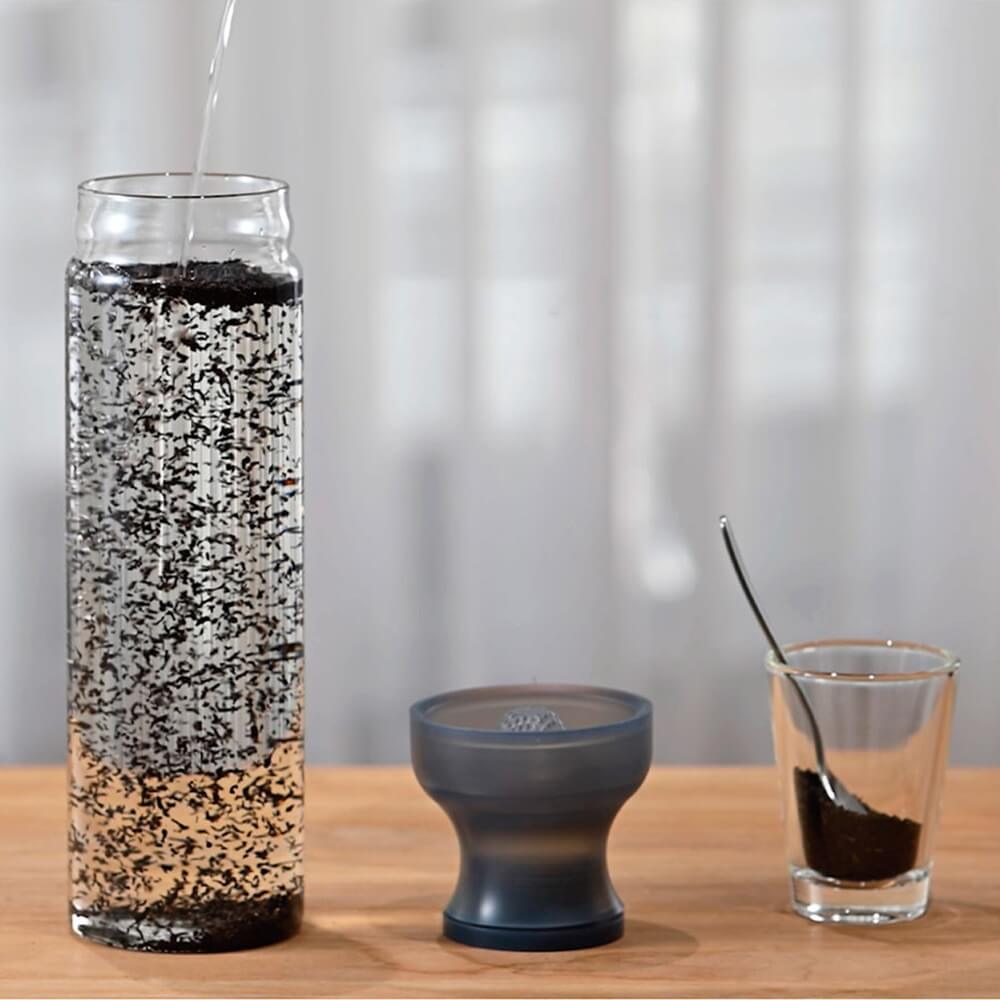 Cold Brew Zubereitung mit der Hario Teeflasche grau, Tee zieht im kalten Wasser, integrierter Filter sichtbar#teeflasche_grau
