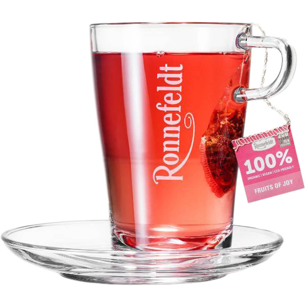 Ronnefeldt Premium Teebeutel Fruits of Joy in Glastasse mit rotem Früchtetee und Glasuntertasse