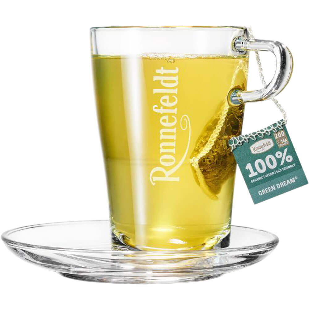 Ronnefeldt Premium Teebeutel Green Dream in Glastasse mit grünem Tee und Glasuntertasse