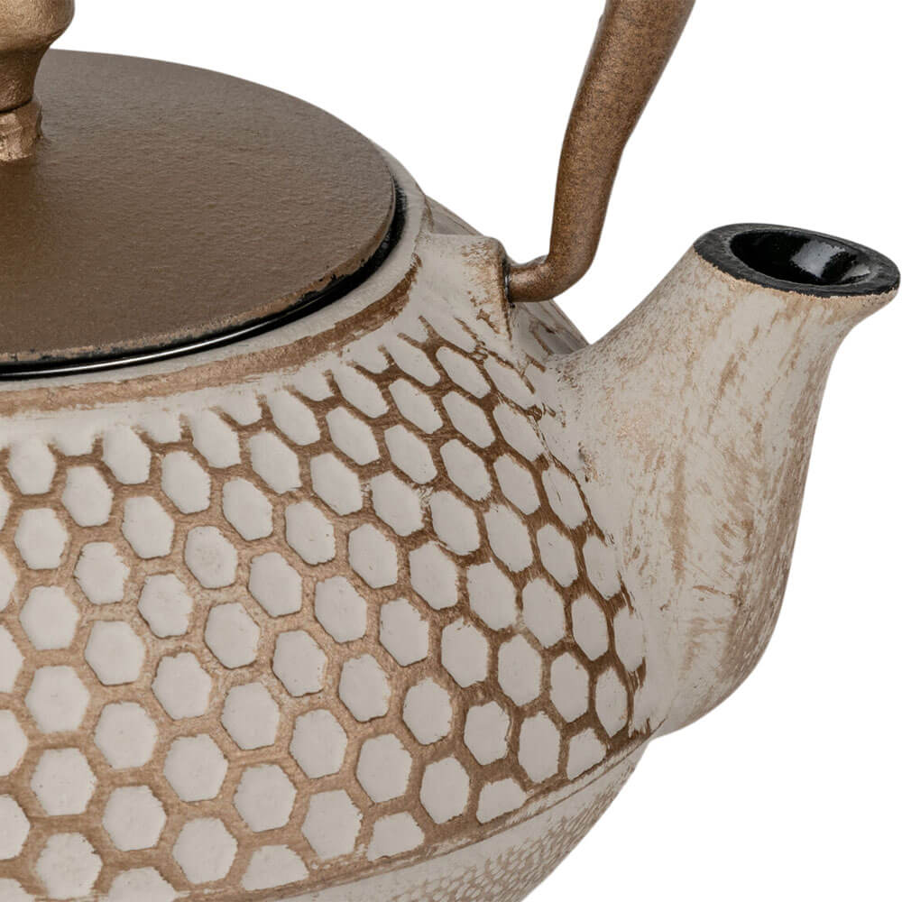 Detail der Tülle und Wabenstruktur der Teekanne Jiangxi in Beige#eisenkanne-aus-china_beige