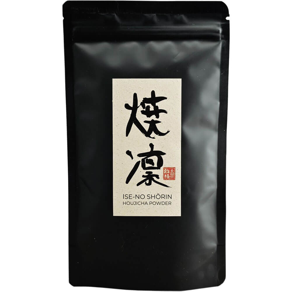 Schwarze Packung Bio Houjicha Pulver Ise-no Shorin mit japanischer Kalligrafie auf weißem Hintergrund