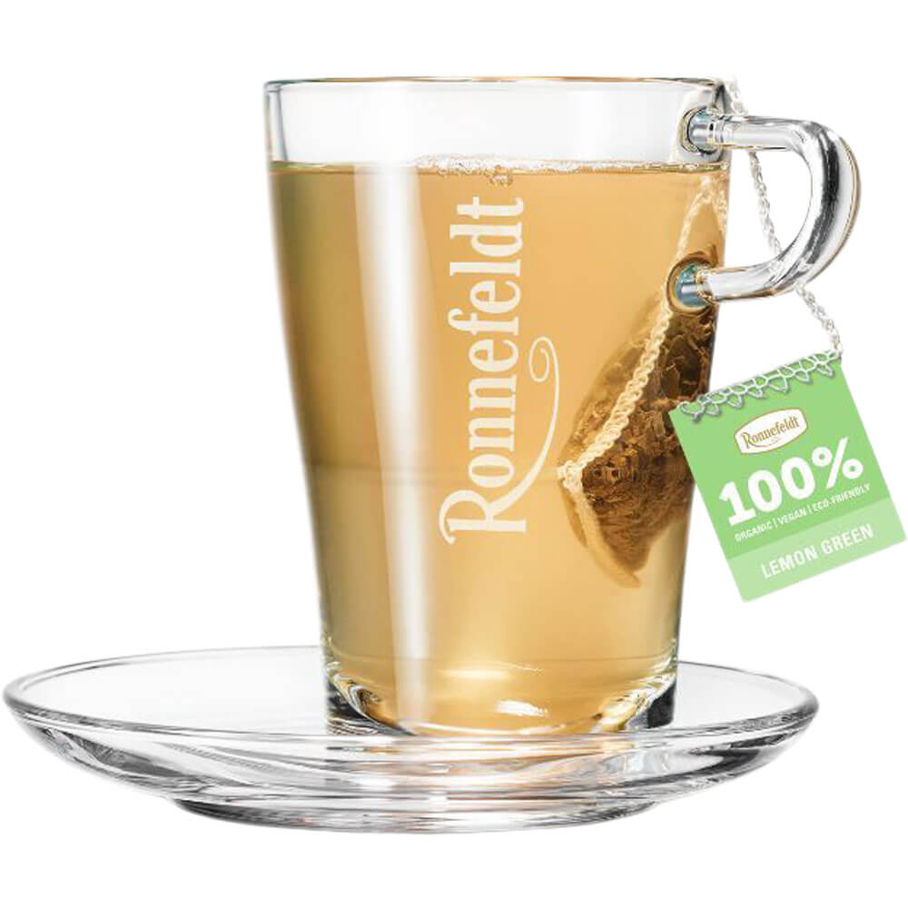 Ronnefeldt Premium Teebeutel Lemon Green in Glastasse mit hellgrünem Tee und Glasuntertasse