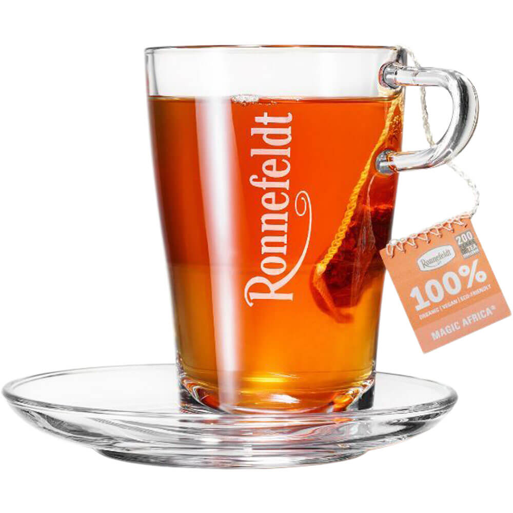 Ronnefeldt Premium Teebeutel Magic Africa in Glastasse mit rötlich-braunem Tee und Glasuntertasse