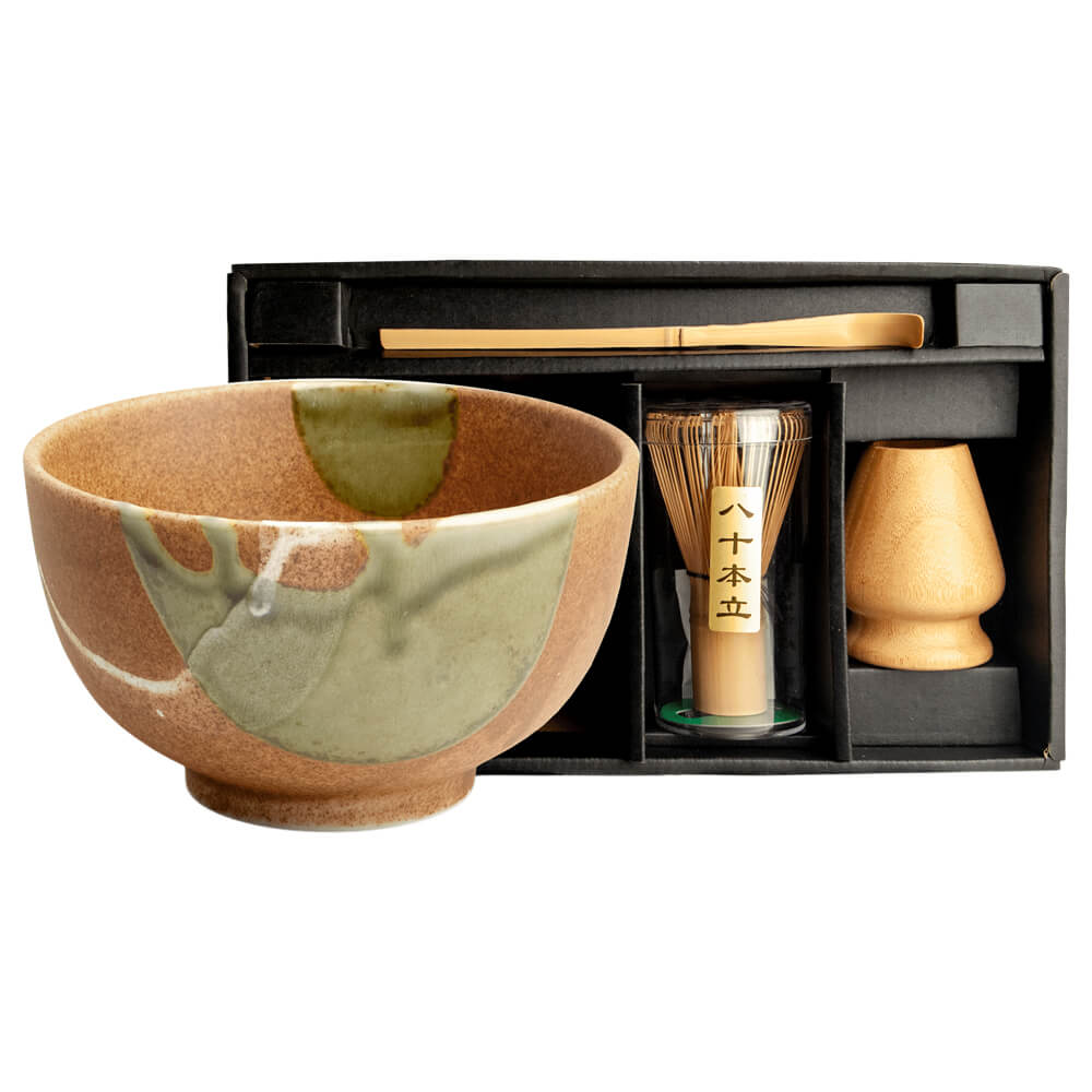 Matcha Set Deluxe Kisoji mit Matchaschale in natürlichen Grün- und Brauntönen, Bambusbesen, Bambuslöffel und Besenhalter in Geschenkbox#set_kisoji-4-teilig