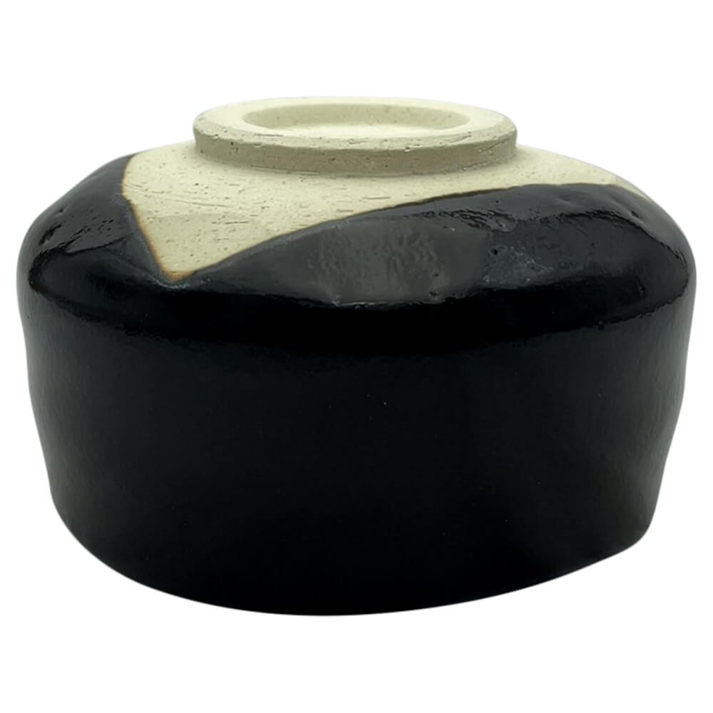 Schwarze Matchaschale Moriko aus Japan Seite