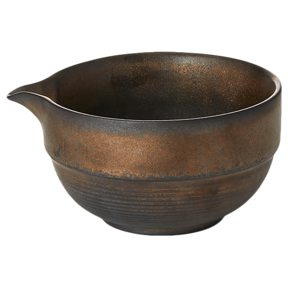 Matchaschale Pan aus dunkelbraunem Porzellan mit bronzefarbener Reaktivglasur und praktischem Ausguss