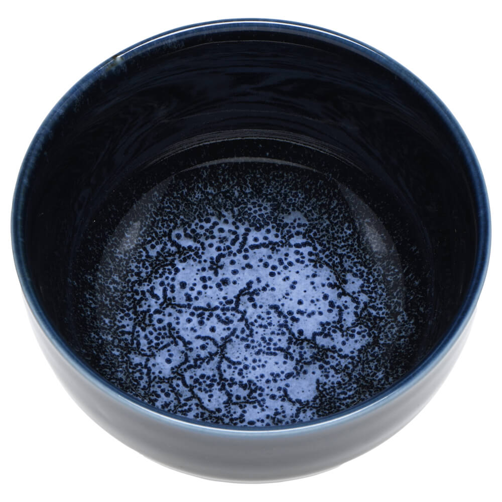 IDetailansicht der schwarzen Matchaschale mit tiefblauem gesprenkeltem Innenleben#variante_shizuku-blau