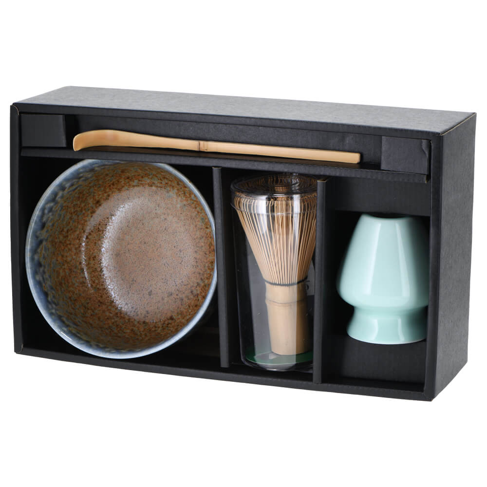 Matcha Set Deluxe Daidaiiro mit Matchaschale in warmen orange-braunen Farbtönen, Bambusbesen, Bambuslöffel und Besenhalter in Geschenkbox#set_daidaiiro-4-teilig