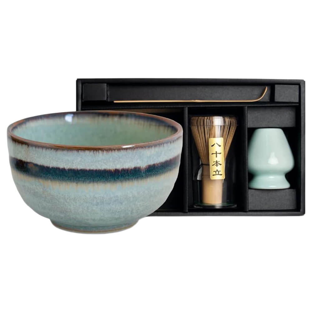 Matcha Set Deluxe Edo mit Matchaschale in kühlen Blau- und Grüntönen mit dunklem Rand, Bambusbesen, Bambuslöffel und Besenhalter in Geschenkbox#set_edo-4-teilig