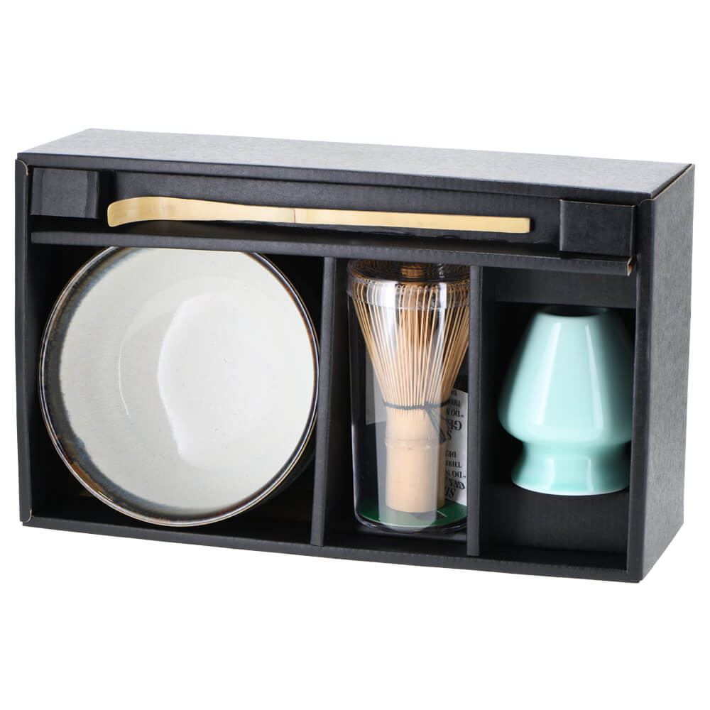 Matcha Set Deluxe Haiiro mit Matchaschale in hellem Grau mit sanftem blaugrauem Rand, Bambusbesen, Bambuslöffel und Besenhalter in Geschenkbox#set_haiiro-4-teilig