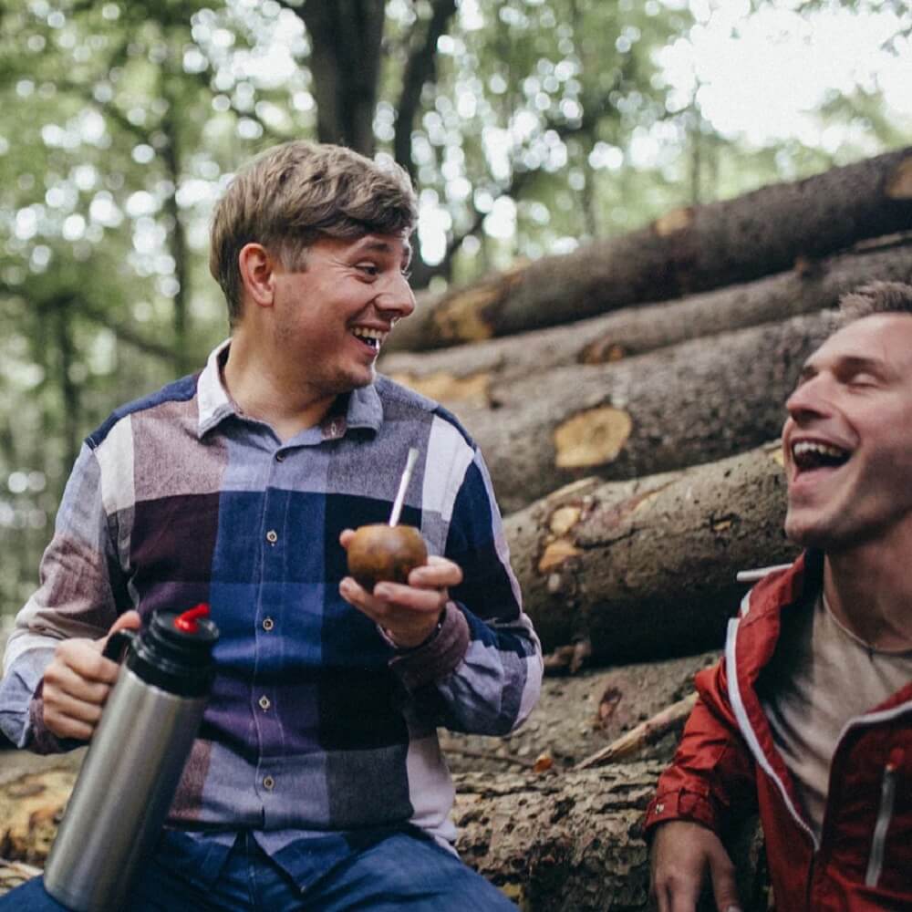 Mate Tee trinken Holzstapel