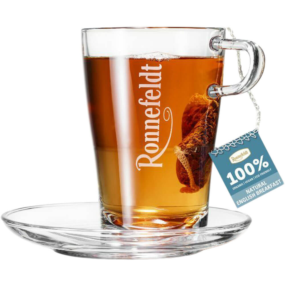 Ronnefeldt Premium Teebeutel Natural English Breakfast in Glastasse mit bernsteinfarbenem Schwarztee und Glasuntertasse