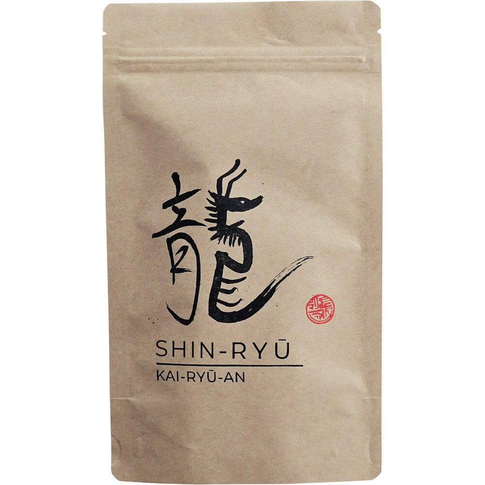 Shin-Ryū Oolong bio in naturfarbener Standbodenpackung mit japanischer Kalligrafie und rotem Siegel aus dem Teegarten Kai-Ryū-An