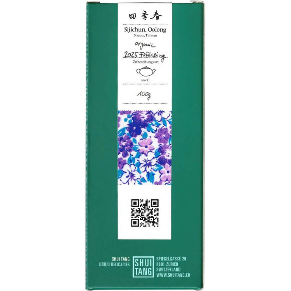 Grüne Verpackung für Sijichun-Oolong aus Nantou, Taiwan, mit weißem Mittelstreifen, floraler Illustration in Lila und Blau sowie handschriftlicher Aufschrift „2025 Frühling“. Unten  Shui Tang Logo. 100g#packung_100g