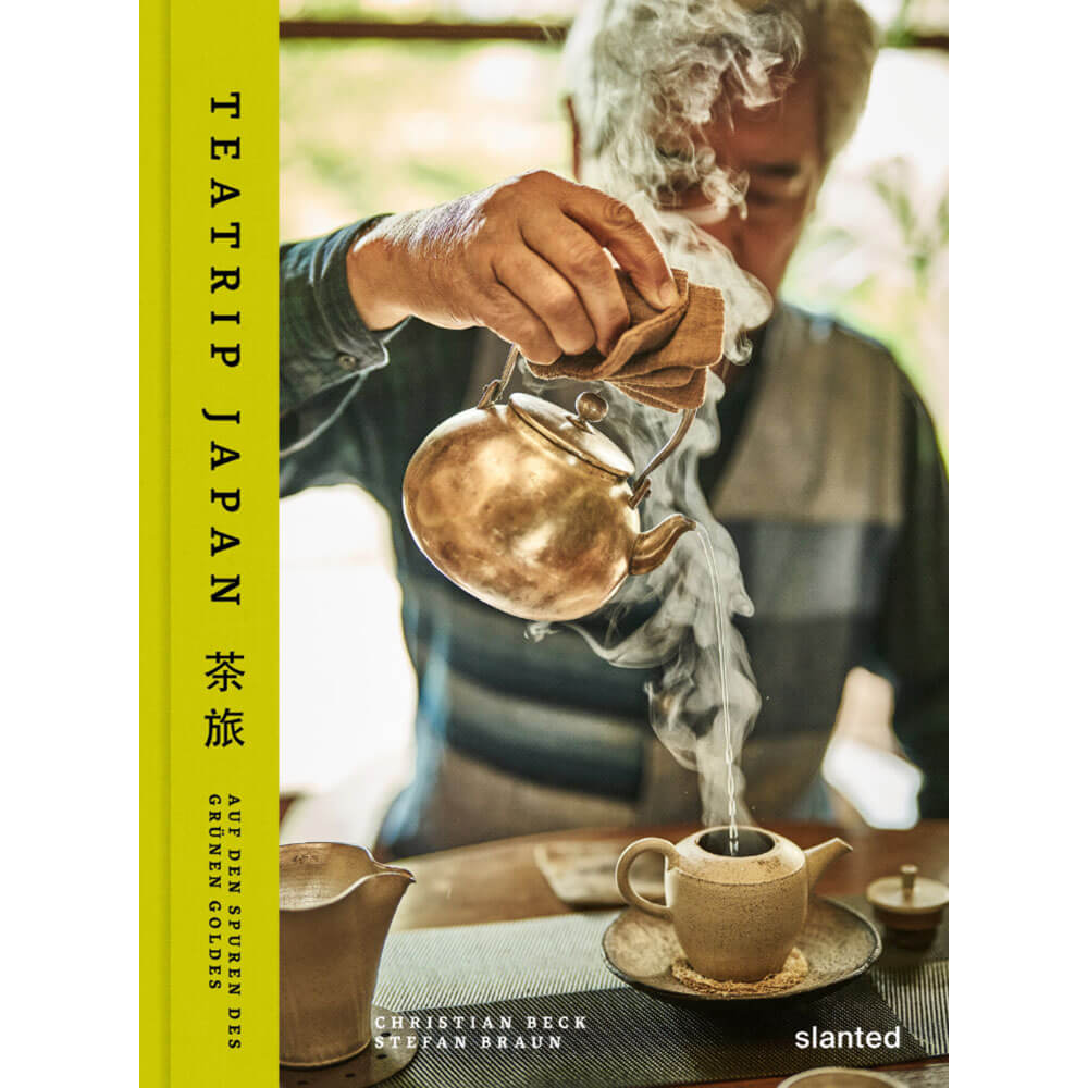 Buchcover TEATRIP JAPAN mit japanischer Teezubereitung, dampfender Teekanne und grünem Buchrücken