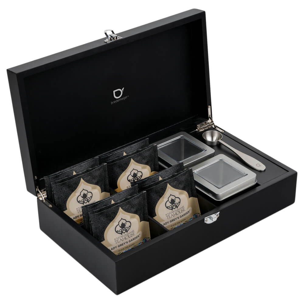 Teebox von Bredemeijer mit 4 Fächern, 2 Dosen und einem Löffel gefüllt