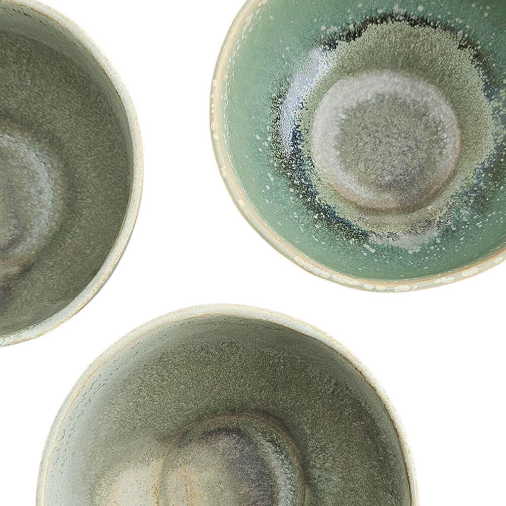 Detail der grünen Wabi-Sabi-Glasur im Inneren der handgemachten Porzellan Teeschale#teeschale_wabi-sabi-glasur-3