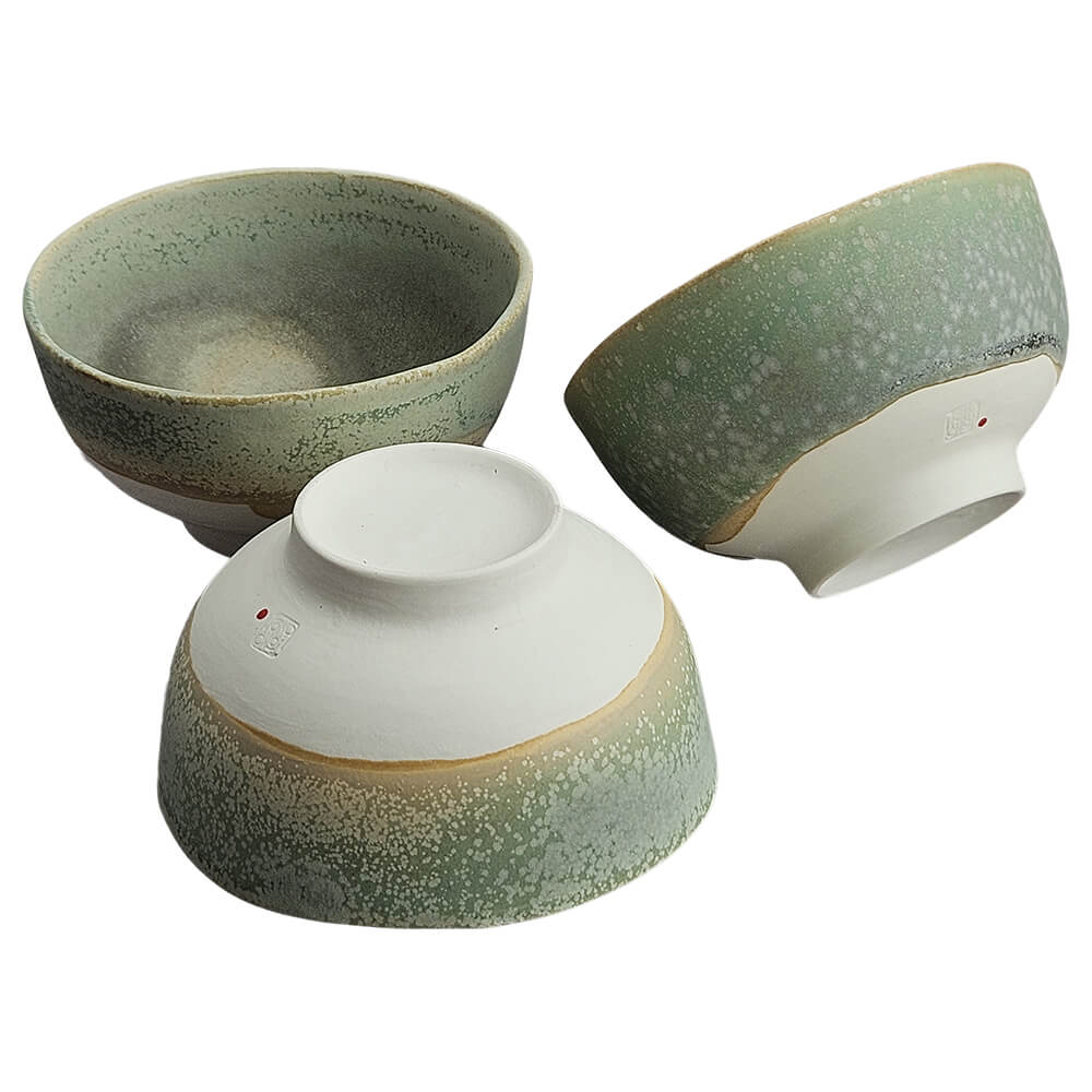 Drei Ansichten der grünen Porzellan Teeschale mit Wabi-Sabi-Glasur von Atelier TōKo#teeschale_wabi-sabi-glasur-3