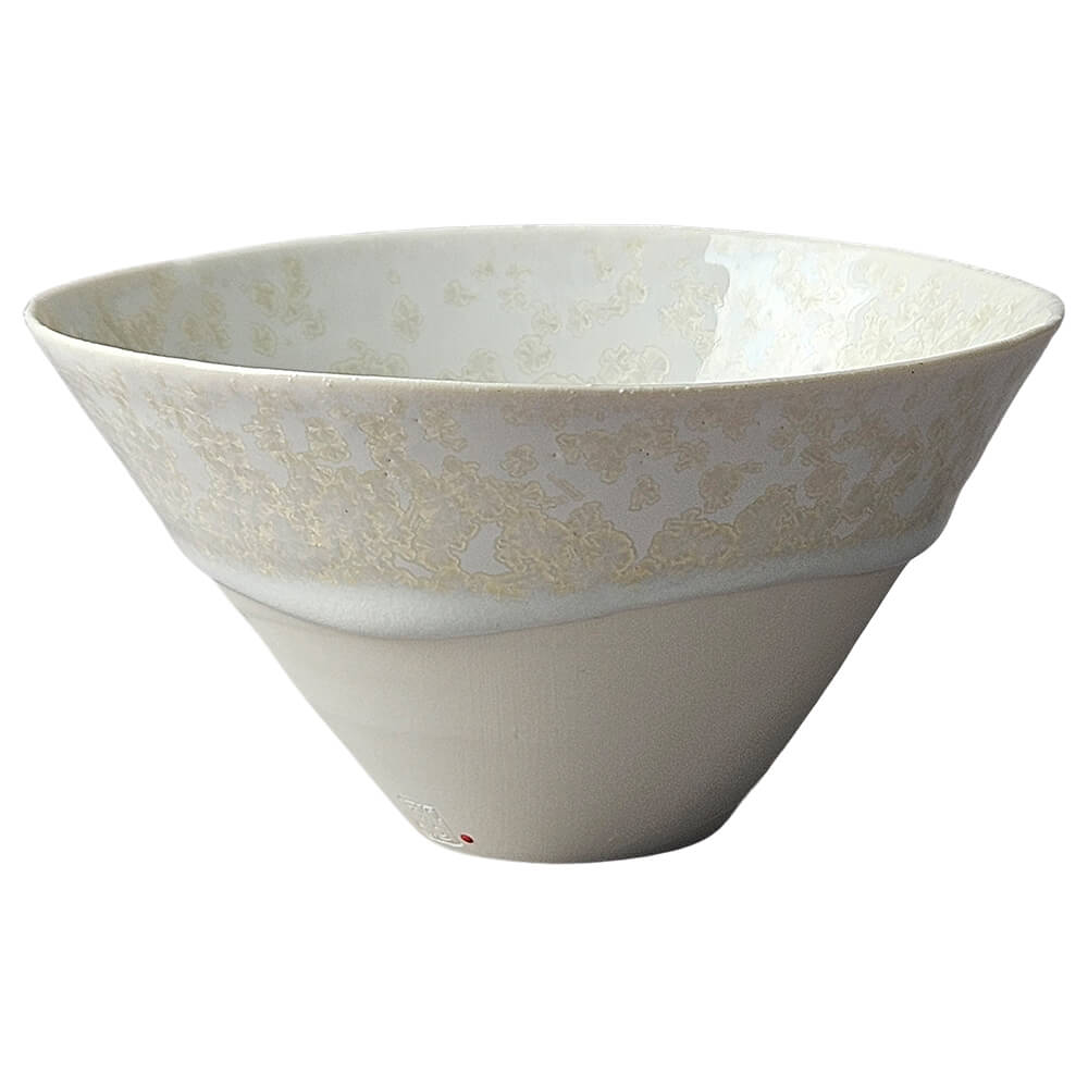 Handgemachte Porzellan Teeschale von Atelier TōKo mit heller Kristallglasur und weit geöffneter Form#teeschale_kristallglasur-1