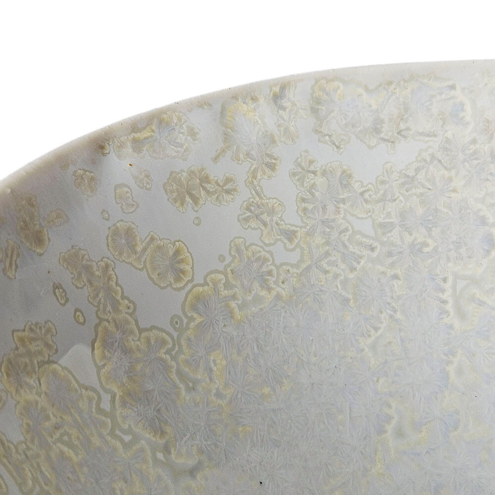 Detail der Kristallglasur auf der Porzellan Teeschale von Atelier TōKo#teeschale_kristallglasur-1
