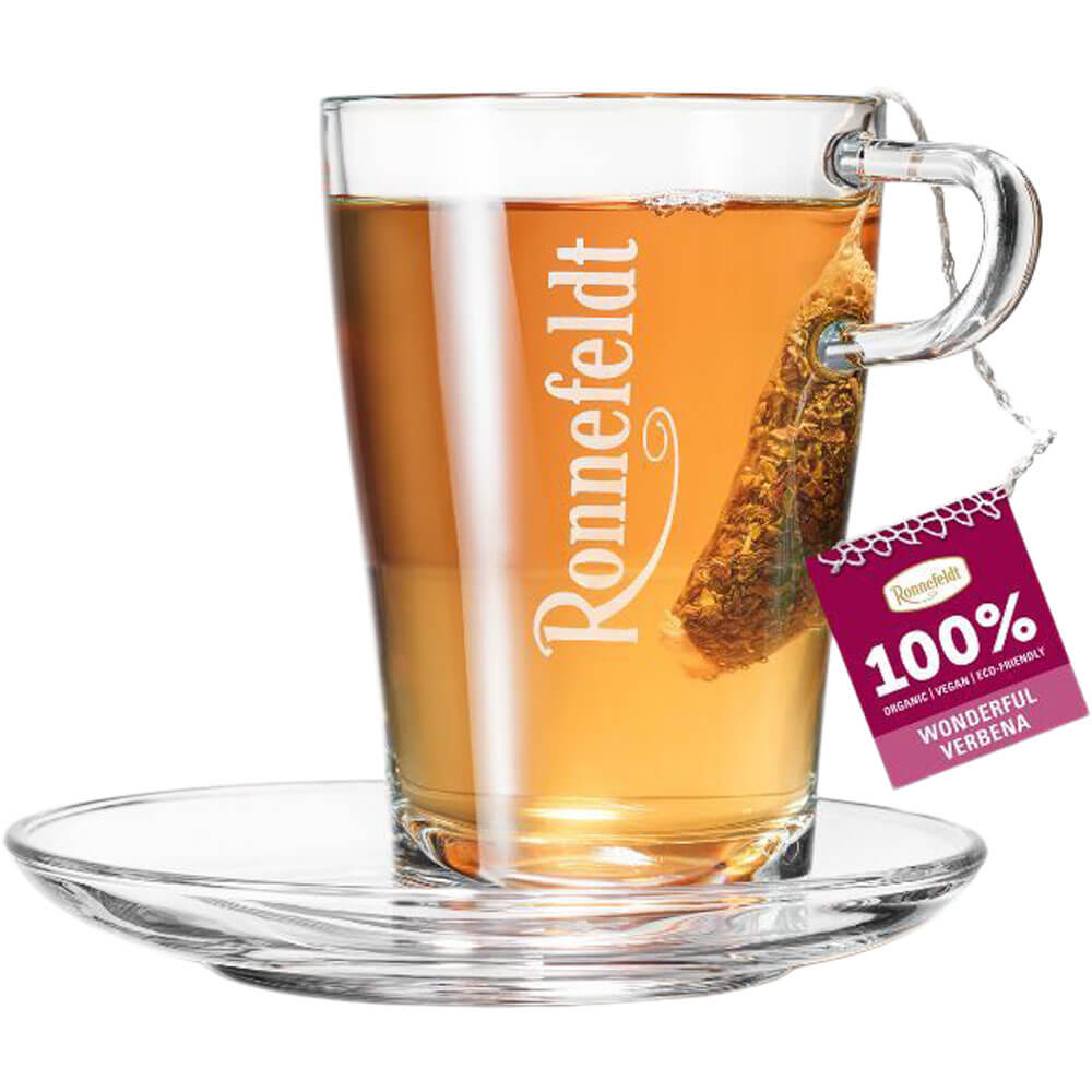 Ronnefeldt Premium Teebeutel Wonderful Verbena in Glastasse mit hellem Kräutertee und Glasuntertasse