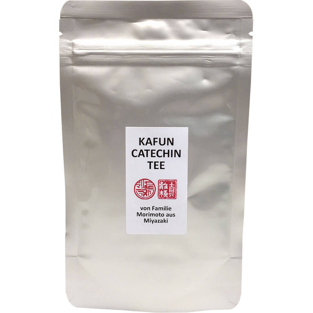 Silberne Teepackung mit Etikett „Kafun Catechin Tee – von Familie Morimoto aus Miyazaki“ – hochwertiger Bio-Tee aus der Benifuuki-Pflanze mit natürlichem Catechin-Gehalt.