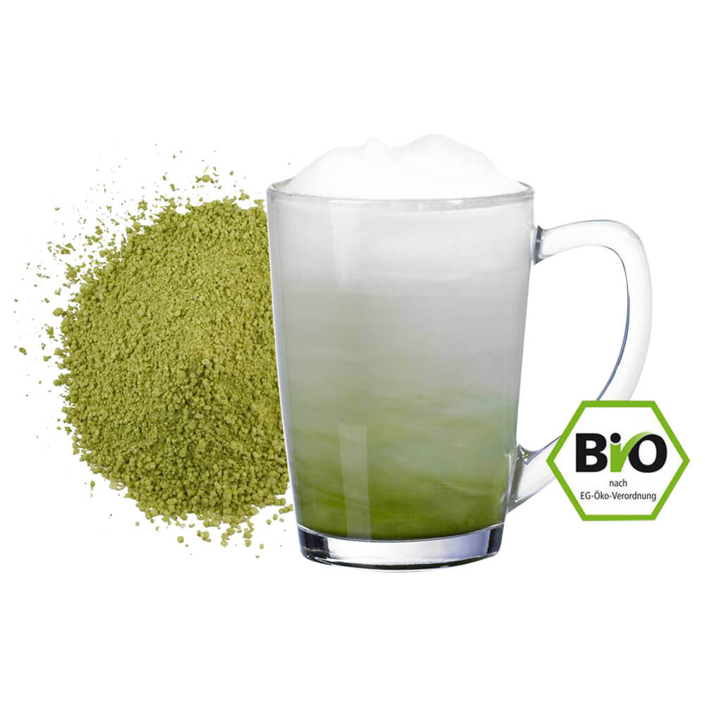 Glas mit fertigem Matcha Latte aus Bio-Pulver, daneben die hellgrüne Pulvermischung – cremiges Heißgetränk auf Matcha-Basis