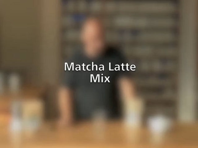 Video-Thumbnail zur Zubereitung von Matcha Latte – der Inhaber von Pure Tea steht an einer Holztheke mit Zutaten im Vordergrund. Text: „Matcha Latte Mix"