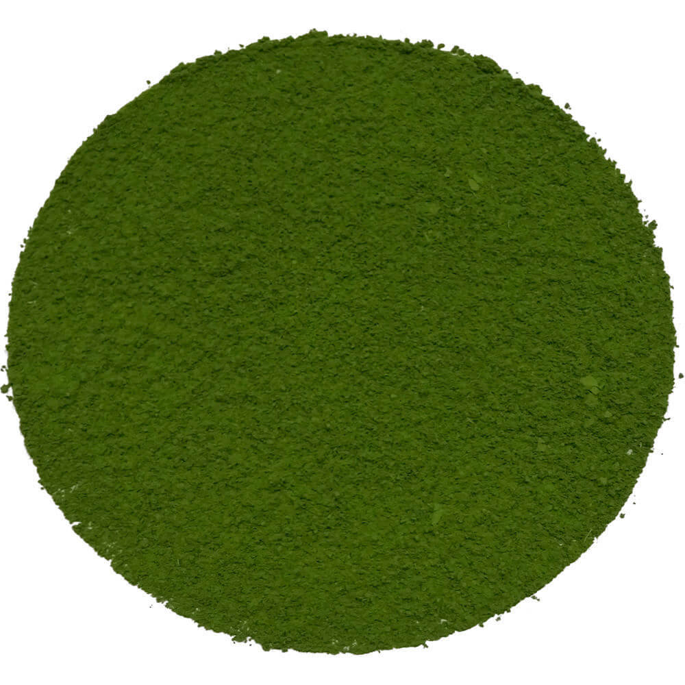 Fein gemahlenes Matcha-Pulver in leuchtendem Grün, verstreut und in Nahaufnahme – intensive, hochwertige Textur sichtbar#variante_30g